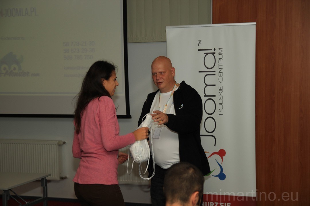 Andrzej wręcza nagrody wygranym